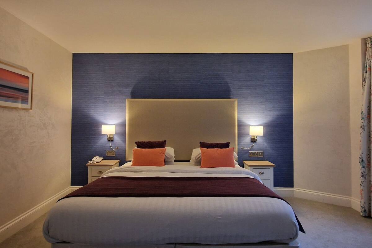 standard double room, 1 queen bed | 1 bedroom, in-room safe, individually decorated, individually furnished