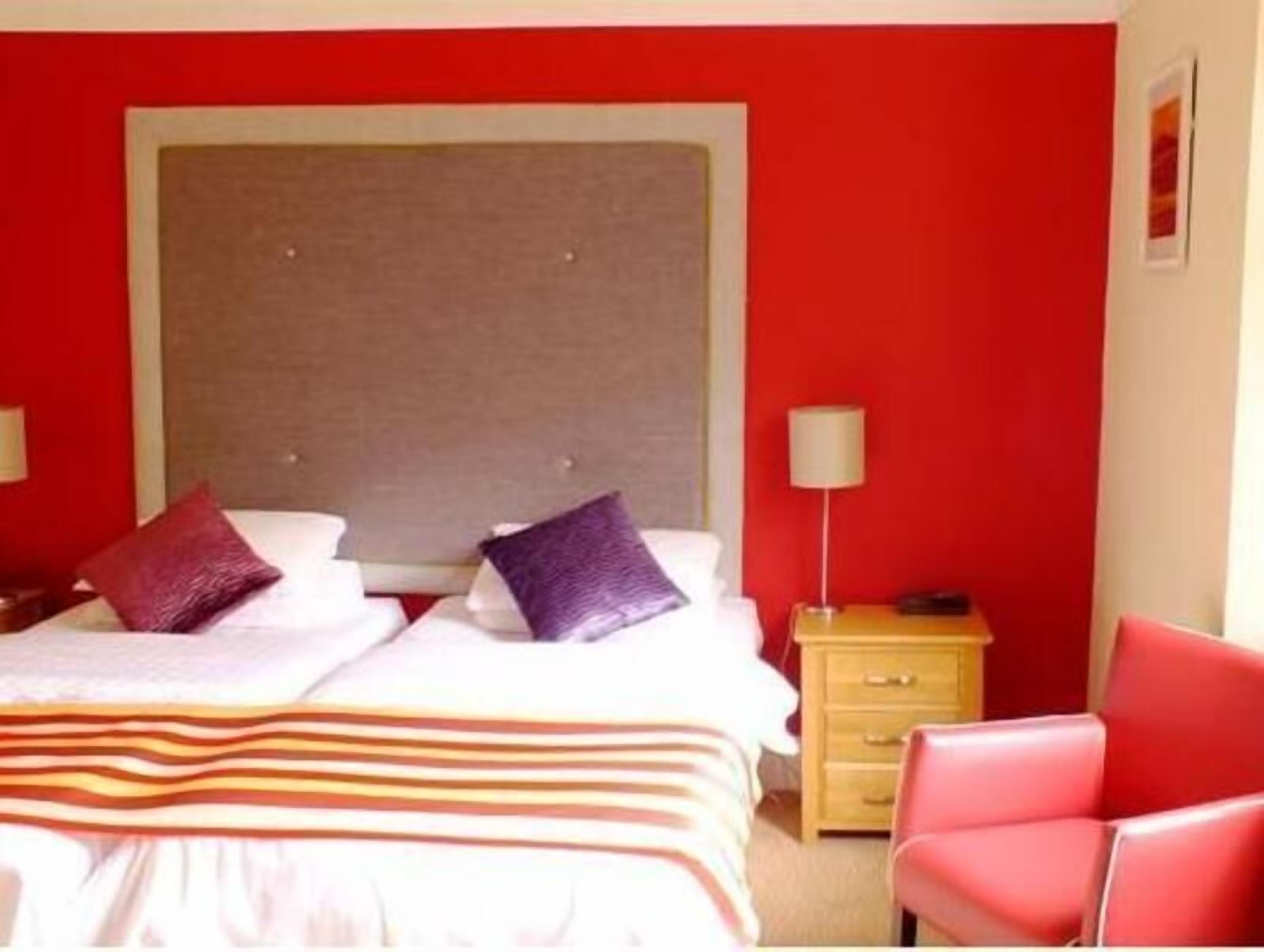 خزنة داخل الغرفة وبديكورات فريدة لكل غرفة وطراز فريد لكل وحدة ومكتب