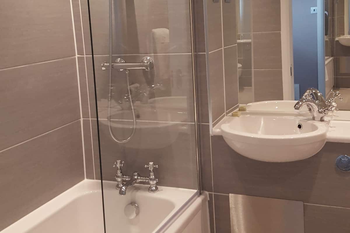 standard double room, 1 bedroom, sea view, sea facing | bathroom | free toiletries, towels, soap, shampoo