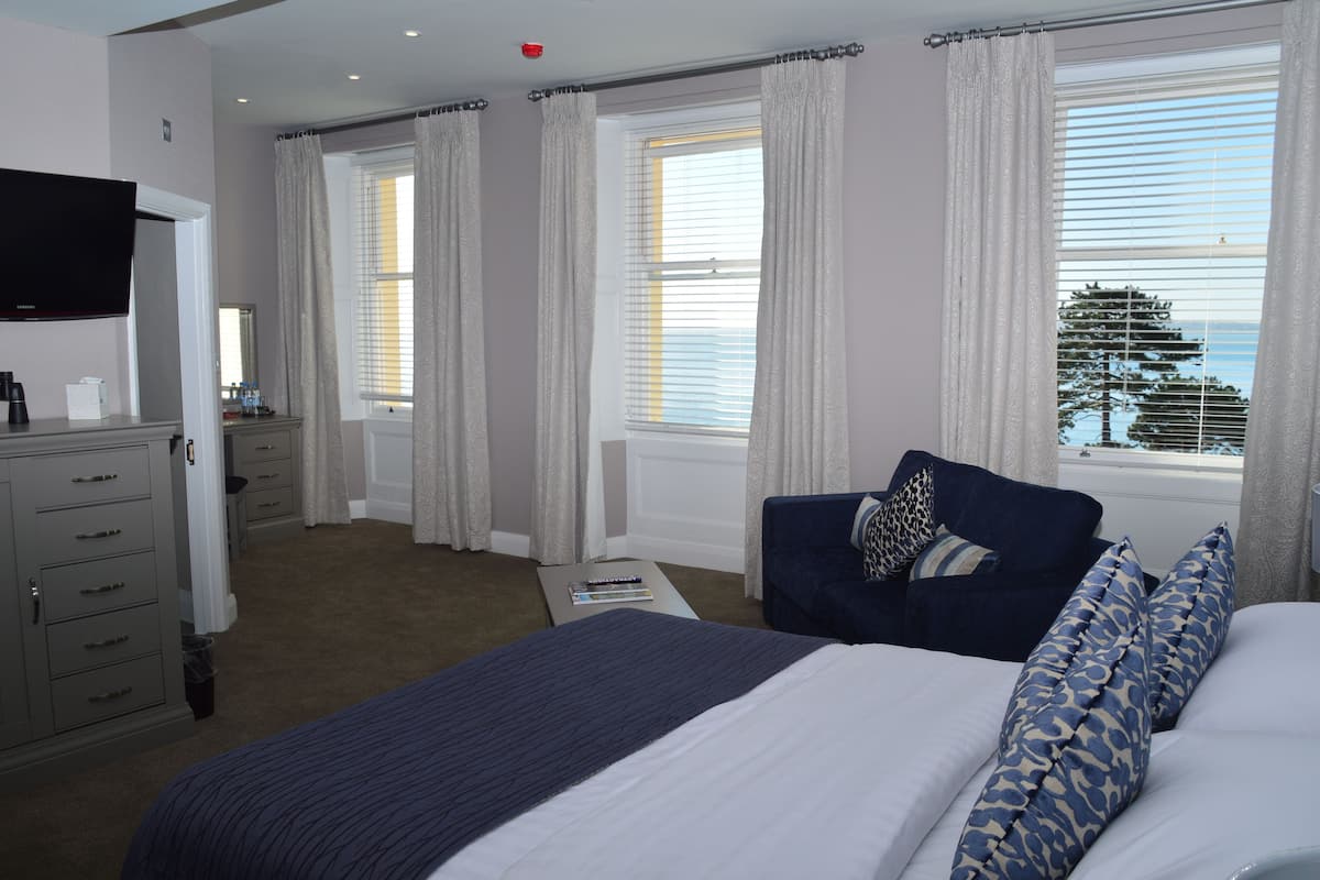 Suite Junior, 1 camera da letto, vista mare, fronte mare | 1 camera, una cassaforte in camera, con stile personalizzato