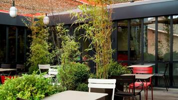 Petit déjeuner, déjeuner et dîner servis sur place
