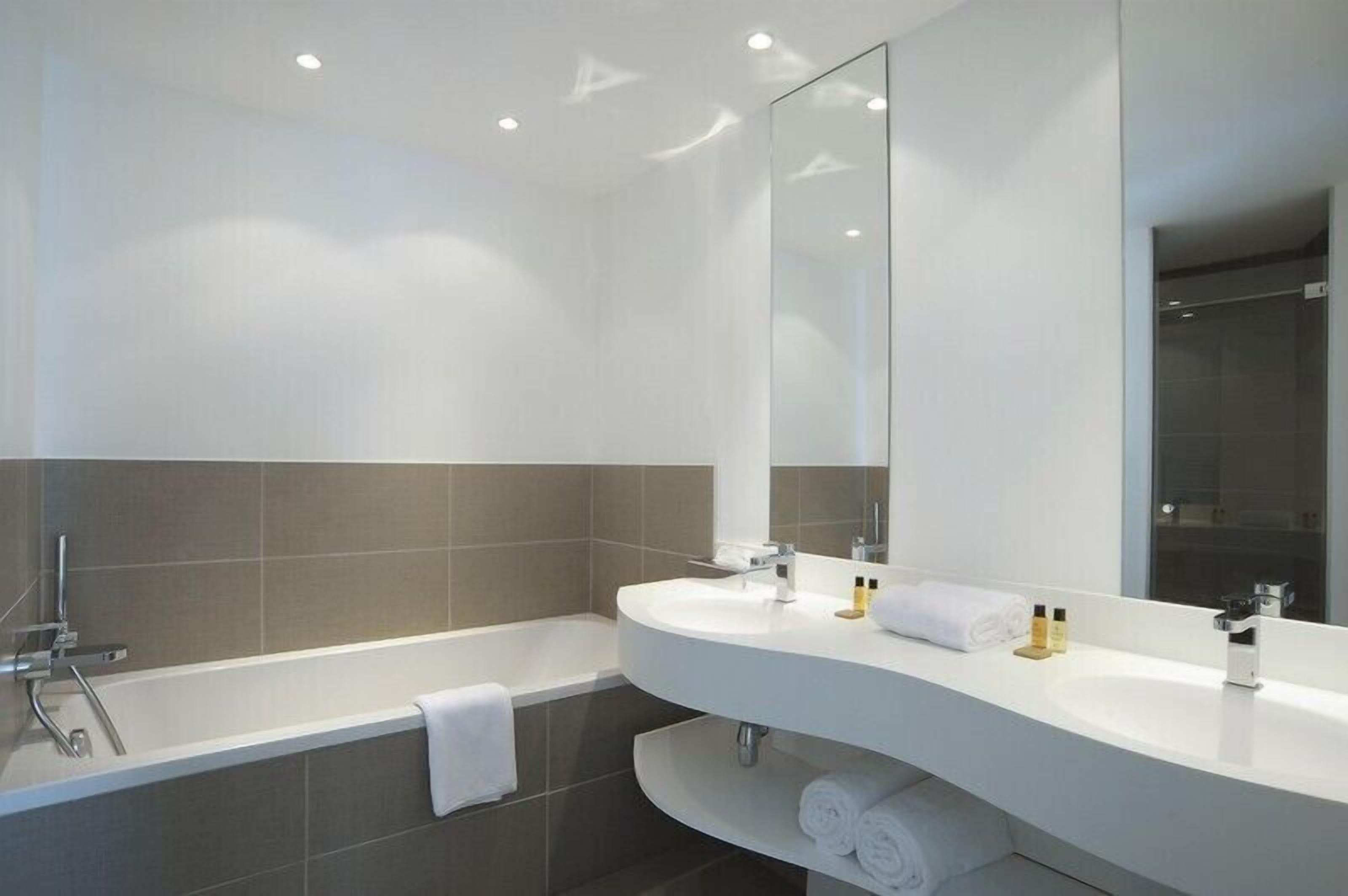 junior suite | bathroom | free toiletries, hair dryer, towels