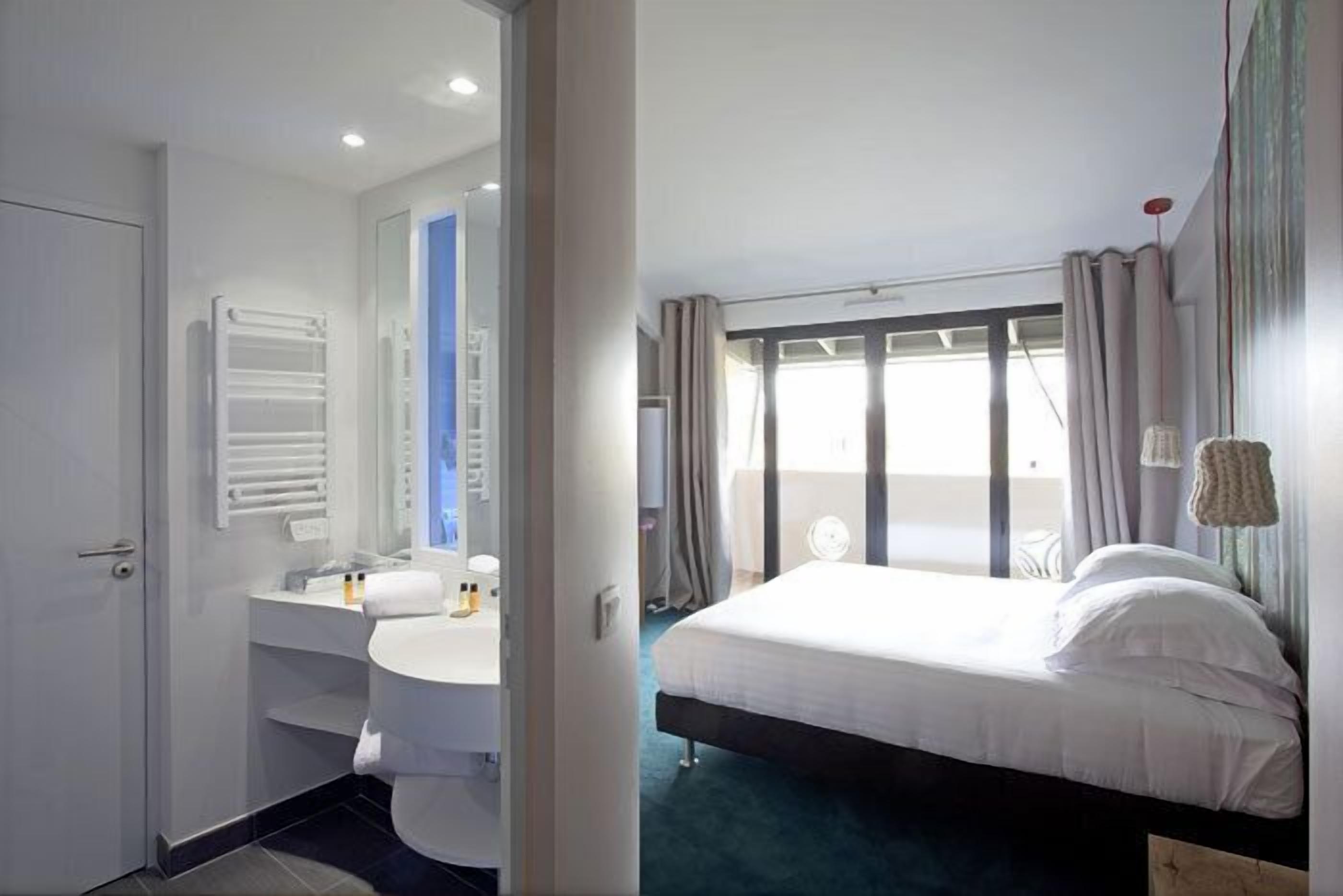 Superior Double or Twin Room | Bathroom | Free toiletries, hair dryer, towels