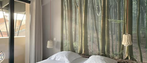 Kahden hengen superior-huone (yksi tai kaksi sänkyä) | Ylelliset vuodevaatteet, työpöytä, äänieristys, silitysrauta/-lauta