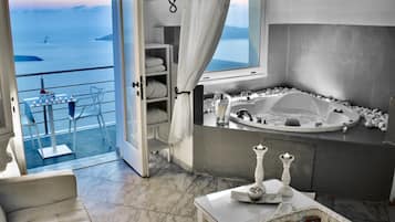 Suite de luna de miel, hidromasaje, vista al mar (Aegeo) | Tina de hidromasaje privada
