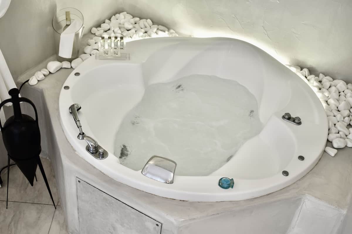 Private spa tub
