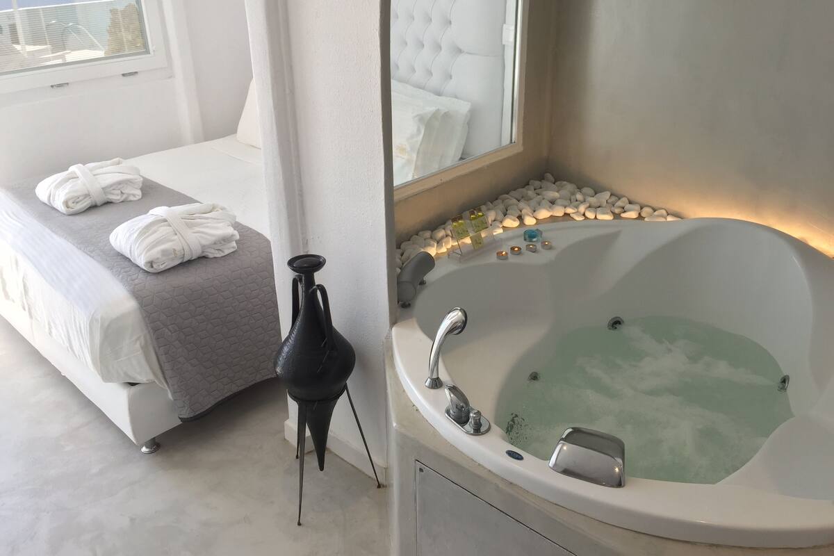 Junior Studio EROS, Sea View Jetted Tub | Premium-sengetøj, senge med madrasser af memory foam