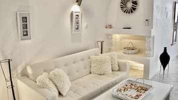Executive Suite, Jetted Tub, Sea View (Cave Ikaros) | Living area