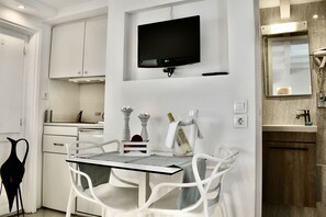 Honeymoon Studio, Jetted Tub, Sea View (Anemos) | Private kitchenette