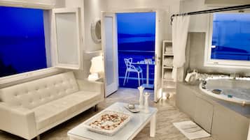 Honeymoon suite, bubbelbad, uitzicht op zee (Aegeo) | Woonruimte | Een 24-inch flatscreentelevisie met satellietzenders en een televisie