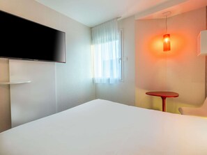 Luxe beddengoed, een kluis op de kamer, een bureau, geluiddichte muren