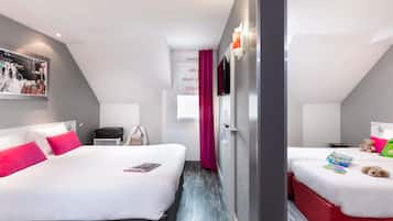 Standaard suite, Meerdere bedden | Luxe beddengoed, een kluis op de kamer, een bureau, geluiddichte muren
