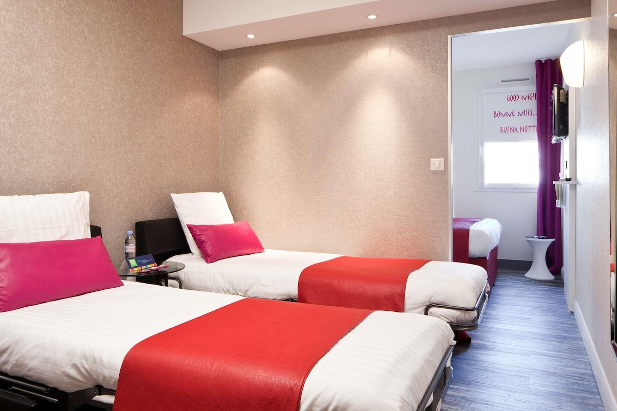 Standaard Twin kamer, 2 eenpersoonsbedden | Luxe beddengoed, een kluis op de kamer, een bureau, geluiddichte muren