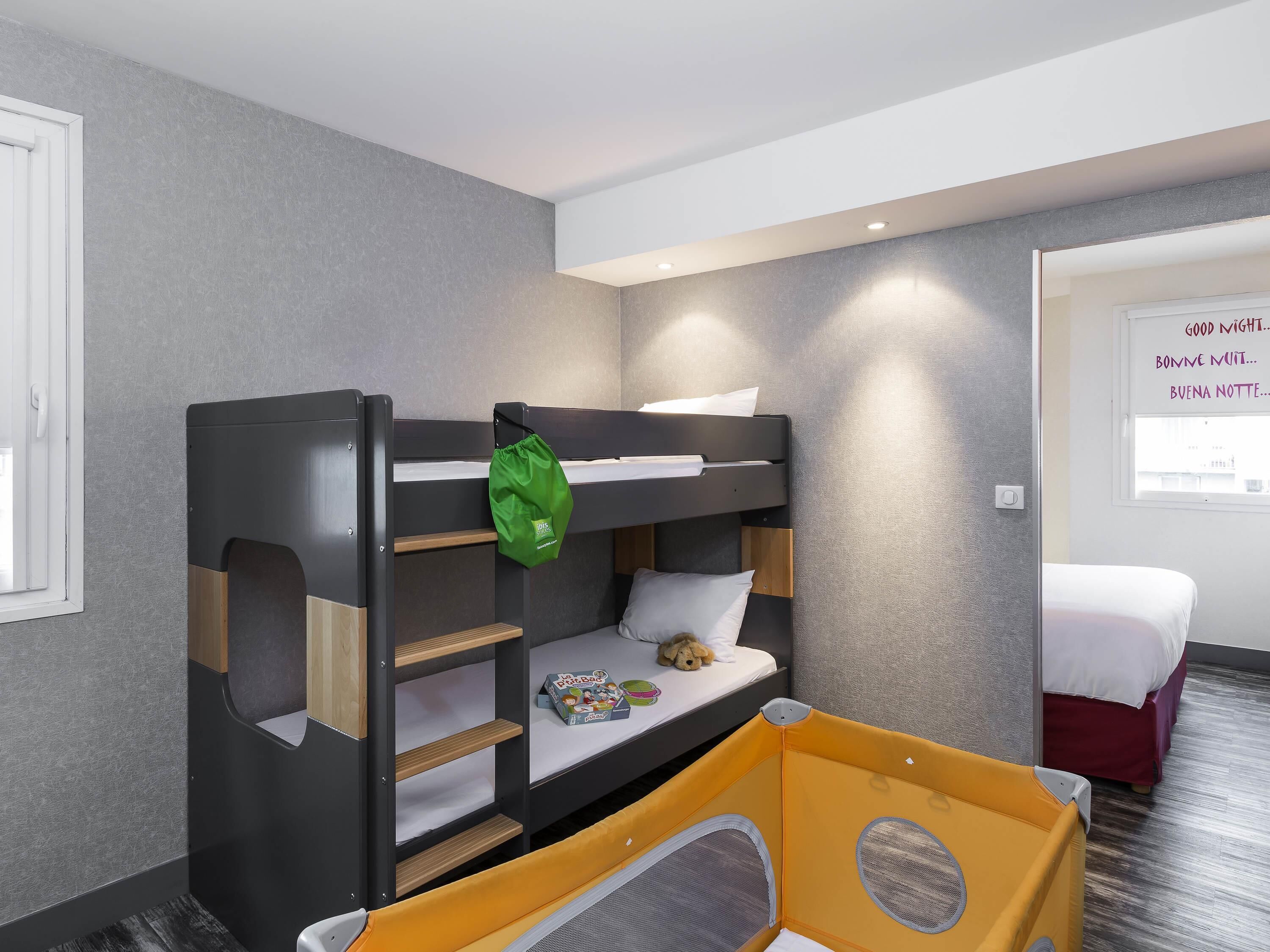 Suite Standard, plusieurs lits | Literie de qualité supérieure, coffres-forts dans les chambres, bureau