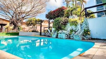 2 Außenpools, Sonnenschirme, Liegestühle