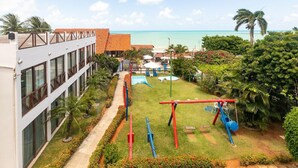 A resort with a pool, a playground, and a view of the beach. - Moriah Natal Beach Hotel (Natal)