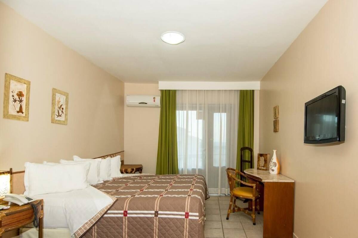 Minibar, in-room safe, desk, cribs (free)