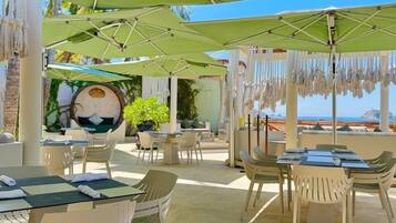 Lounas ja illallinen; kansainvälinen keittiö, näkymät uima-altaalle