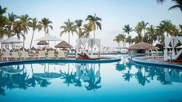 Piscine extérieure, parasols de plage, chaises longues