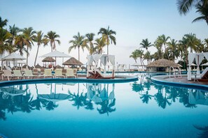 Outdoor pool, pool umbrellas, sun loungers - Sunscape Dorado Pacifico Ixtapa Resort & Spa - All Inclusive (Ixtapa)