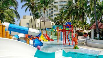 Piscine extérieure, parasols de plage, chaises longues