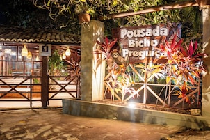 Fachada da propriedade à noite