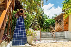 Hồ bơi ngoài trời, ghế dài tắm nắng 