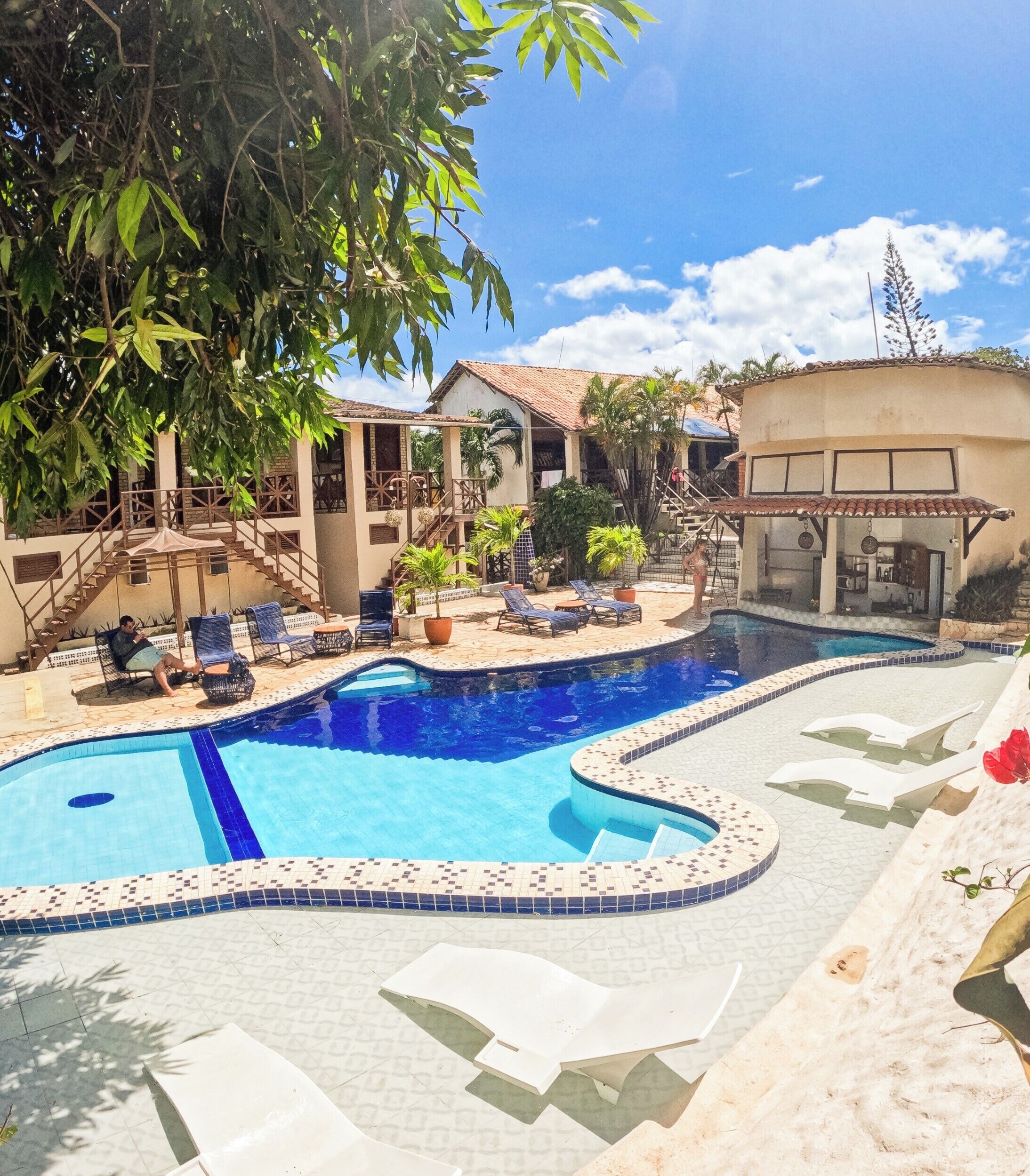 Una piscina al aire libre, tumbonas