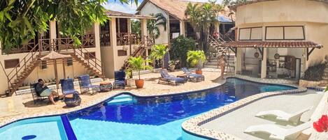 Una piscina al aire libre, tumbonas