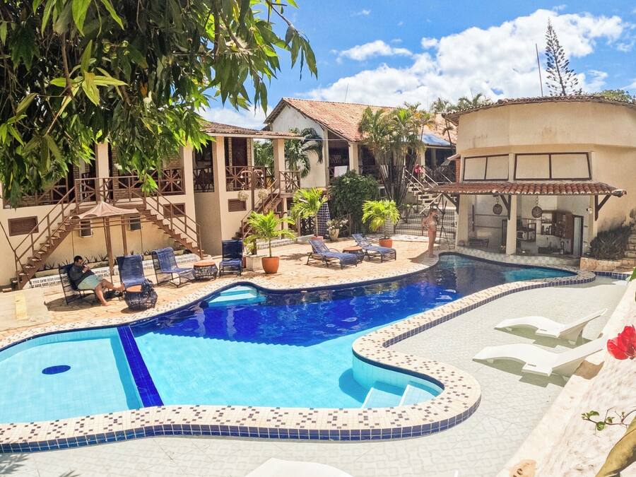 Piscina externa, espreguiçadeiras