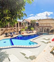 Piscina externa, espreguiçadeiras