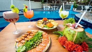 Bar junto a la piscina