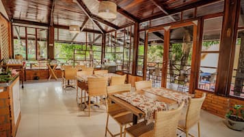 Desayuno bufé gratuito y diario