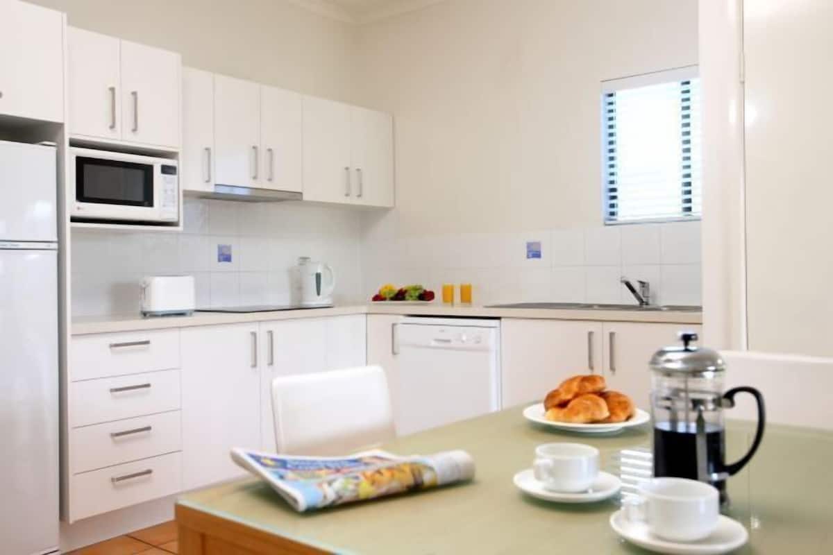 Refrigerador con freezer, microondas, horno, placa de cocina