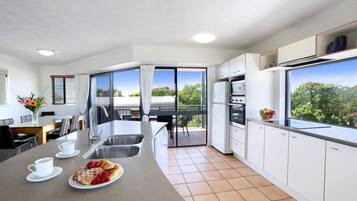 Apartment, 3 Bedrooms, Balcony | Private kitchen | Full-sized fridge, microwave, oven, stovetop