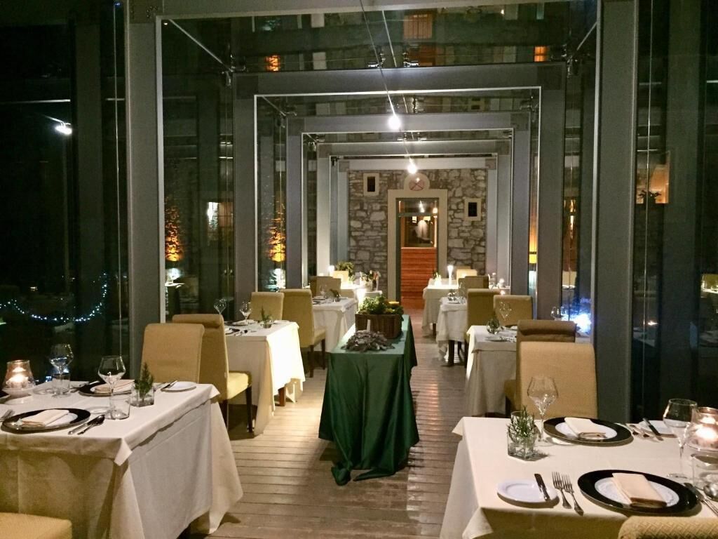 lunch, dinner served; italian cuisine, pool views