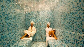 Salas de tratamiento para parejas, un sauna, una bañera de hidromasaje