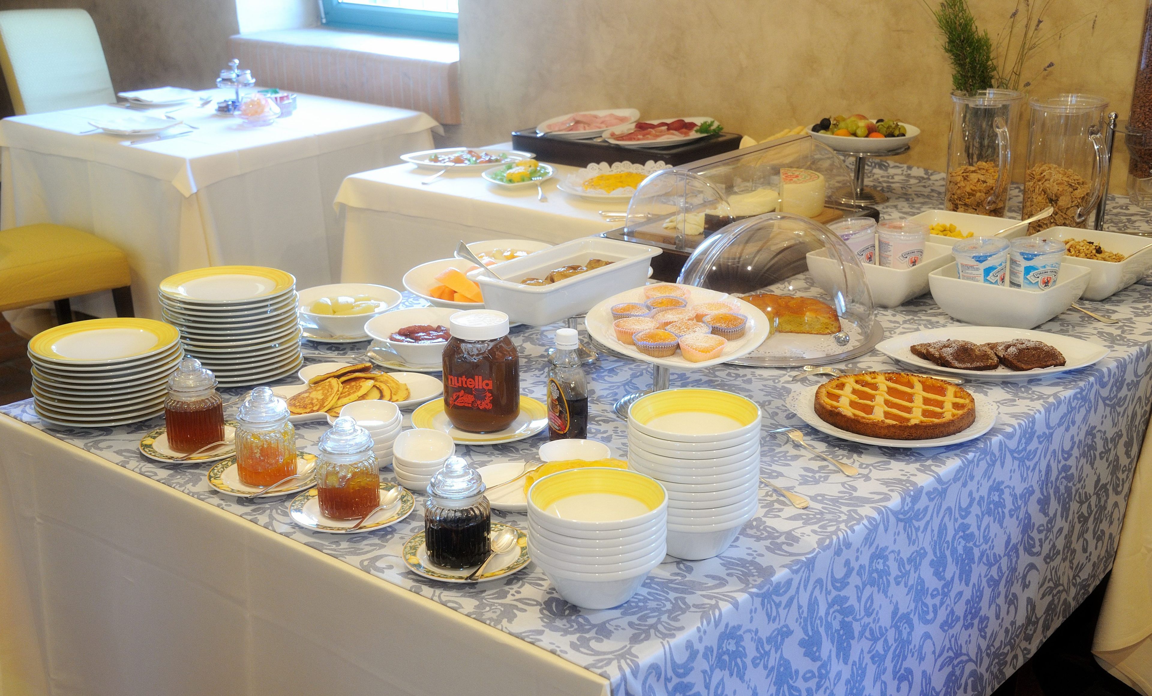 Une table de buffet proposant divers plats et accompagnements.