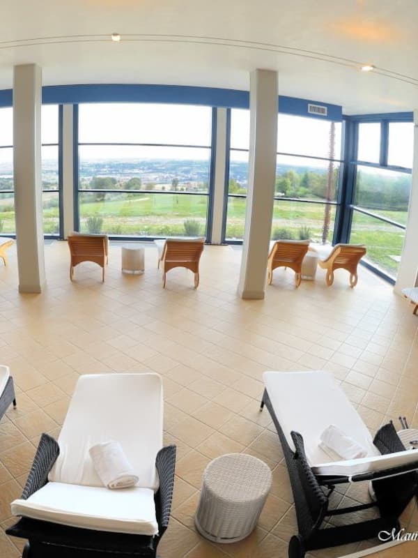 Couples treatment room(s), sauna, hot tub, steam room