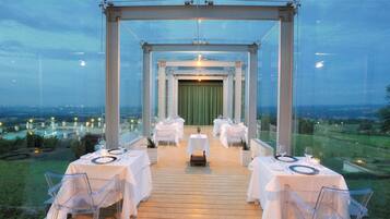 Mittagessen, Abendessen, italienische Küche, Blick auf den Pool
