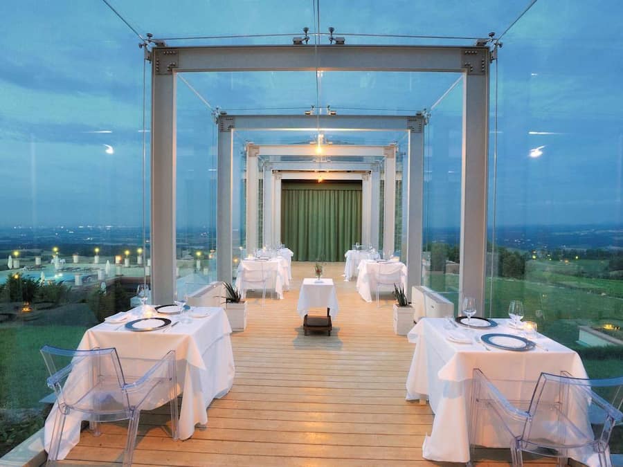 Serviço de almoço e jantar; culinária italiana, vistas para a piscina