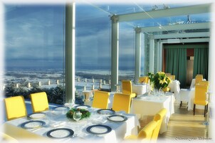 Lunch, dinner served; Italian cuisine, pool views 