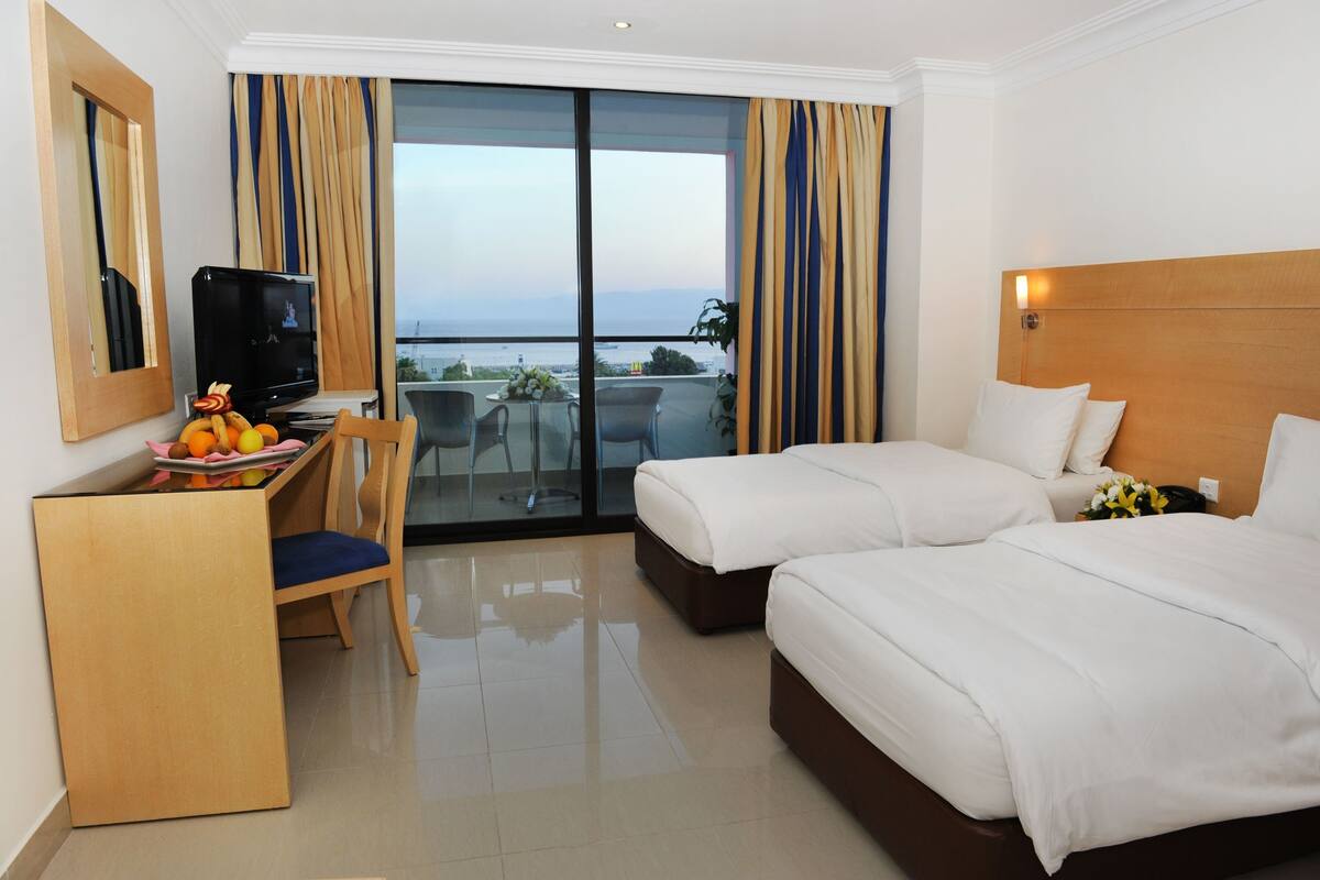 Standard Twin Room with Balcony Sea View | 加厚床垫、免费迷你吧物品、客房内保险箱、办公桌