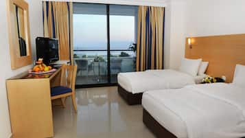 Standard Twin Room with Balcony Sea View | Camas con pillow-top y artículos del minibar gratis