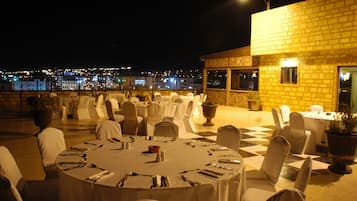2 restaurantes; se sirven desayunos