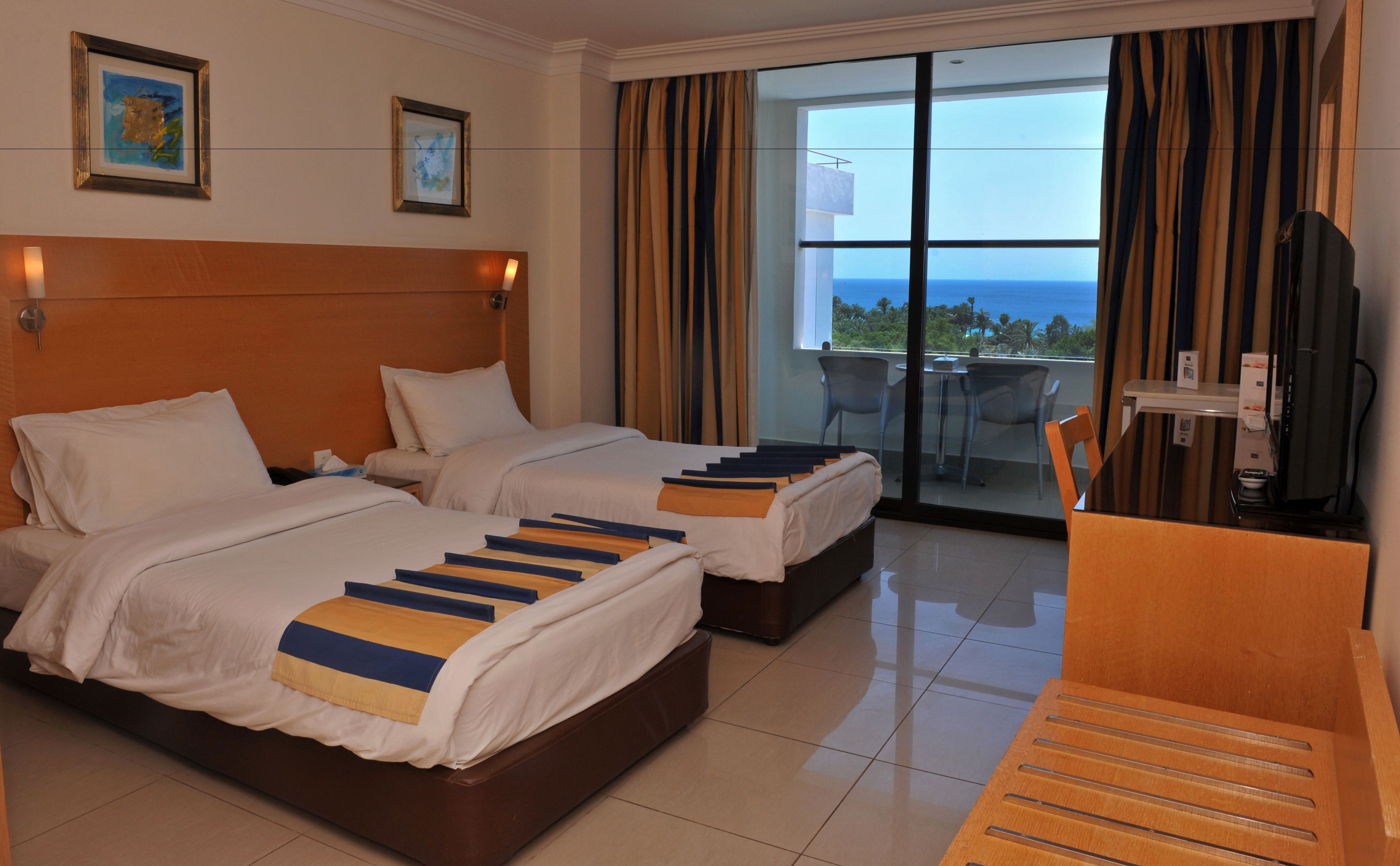 Standard Twin Room with Balcony Sea View | Camas con pillow-top y artículos del minibar gratis 