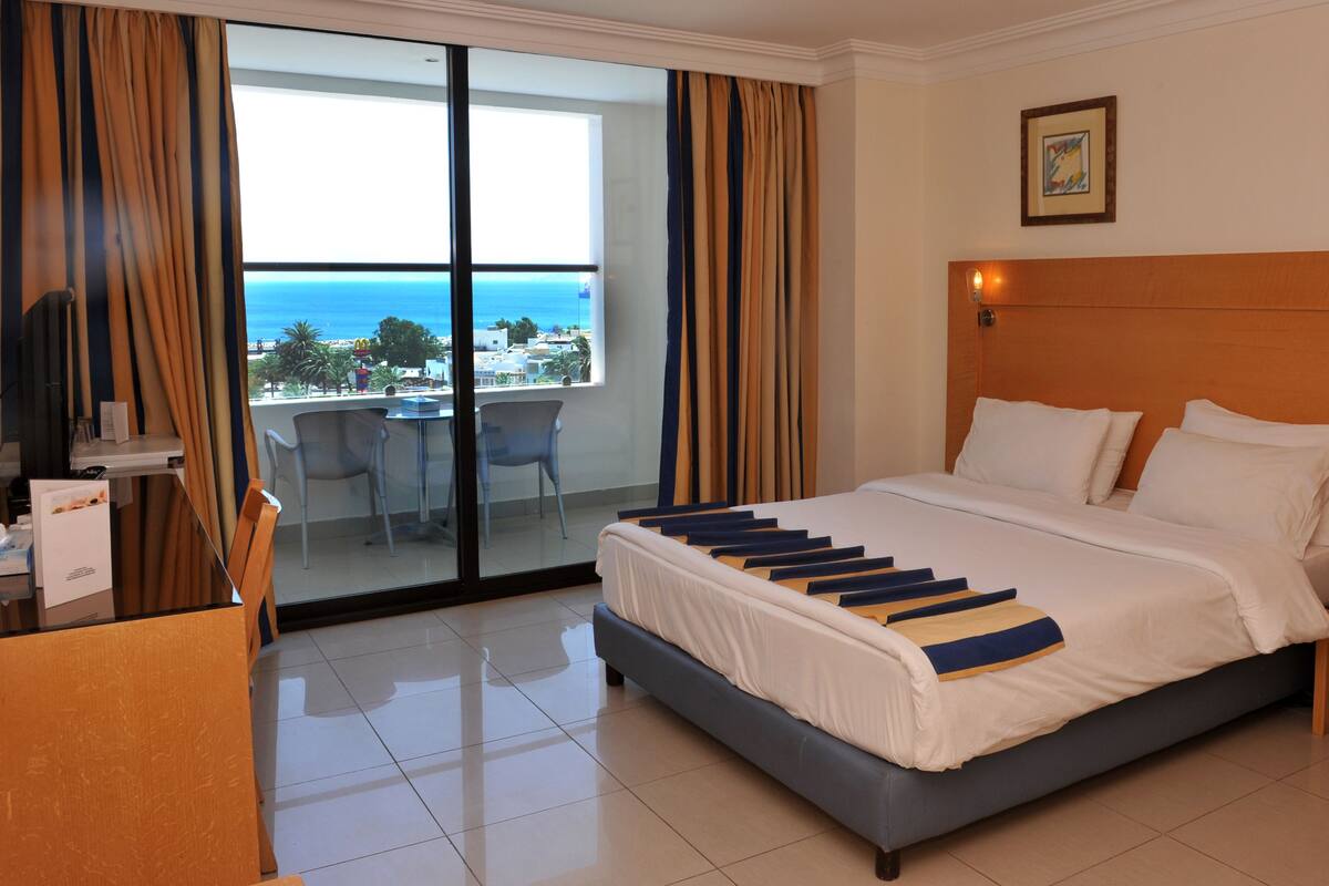 Standard King Room with Balcony Sea View | 加厚床垫、免费迷你吧物品、客房内保险箱、办公桌