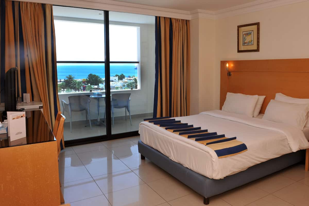 Standard King Room with Balcony Sea View | Pillowtop beds, free minibar items, in-room safe, desk