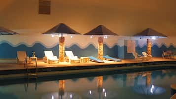 Piscine extérieure, parasols de plage, chaises longues