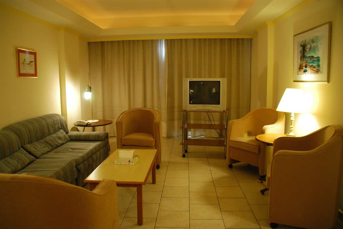 Standard Suite | Pillowtop beds, free minibar items, in-room safe, desk